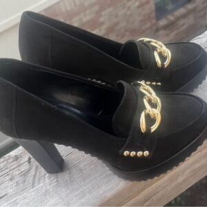 Elegant Black Heels with Gold Chain Detail-J Lo